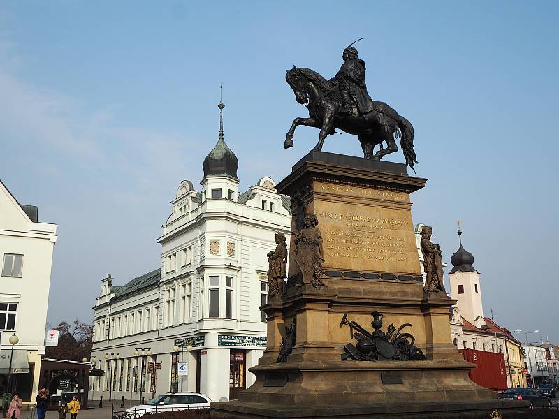 Pomník Jiřího z Poděbrad na východní straně Jiřího náměstí v Poděbradech.