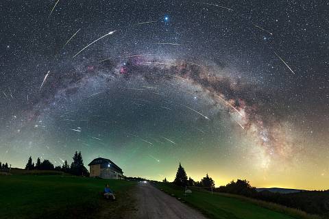 Pozorování každoročního srpnového meteorického roje Perseid. Ilustrační foto