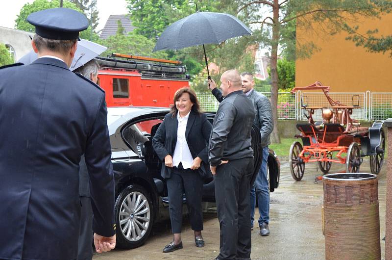 Ve středu 22. května poctily svou návštěvou ministryně financí Alena Schillerová a hejtmanka Středočeského kraje Jaroslava Pokorná Jermanová dobrovolné hasiče ve Velvarech.