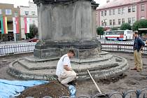 Restaurátoři opravují morový sloup na nymburském náměstí