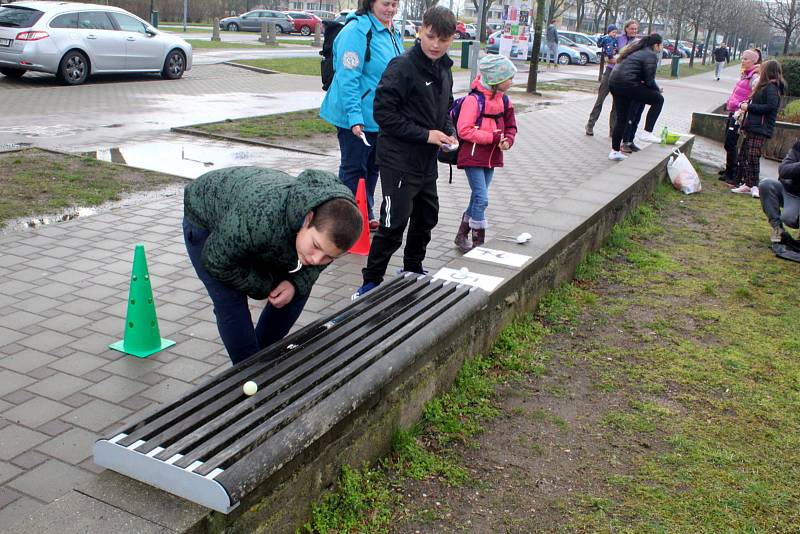 I letos sídlištní velikonoční jarmark před Základní školou Letců R.A.F. přilákal zájemce nejen ze sídliště.