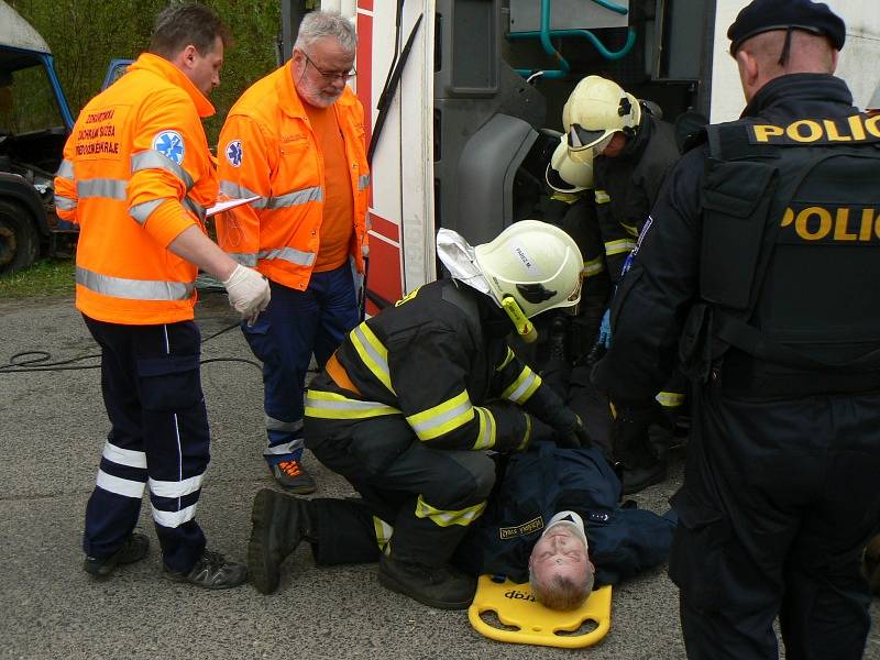 Cvičení simulující nehodu autobusu převážejícího vězně