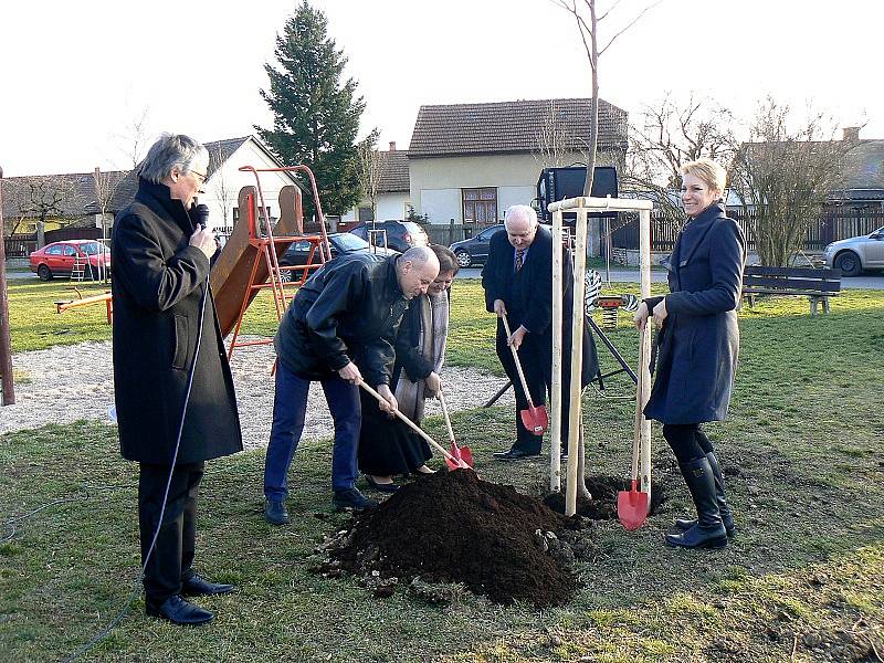 V Kluku odhalili pamětní desku a zasadili jubilejní lípu