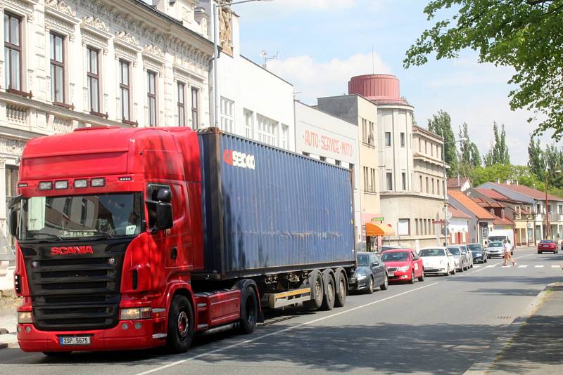 Průjezd centrem Poděbrad je v dopravní špičce často otázkou pomalého popojíždění a nyní i čekání na semaforu.