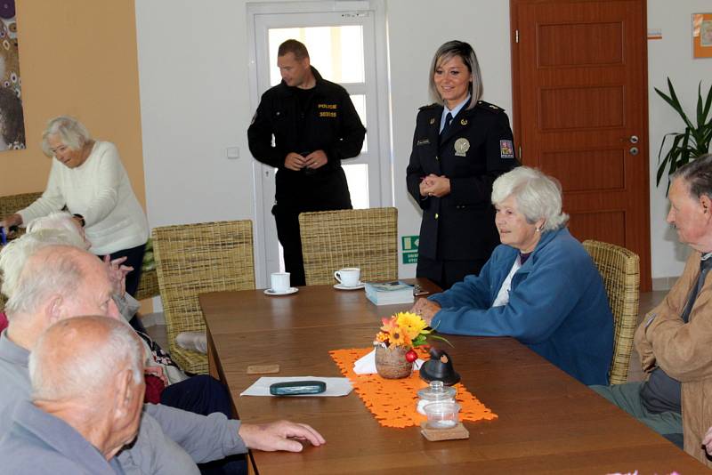 V Parku seniorů v Sokolči si povídali s obyvateli policisté.