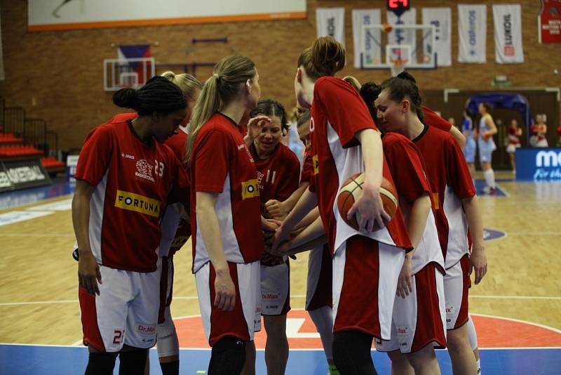 Z basketbalového finále žen Nymburk - USK Praha (44:83)