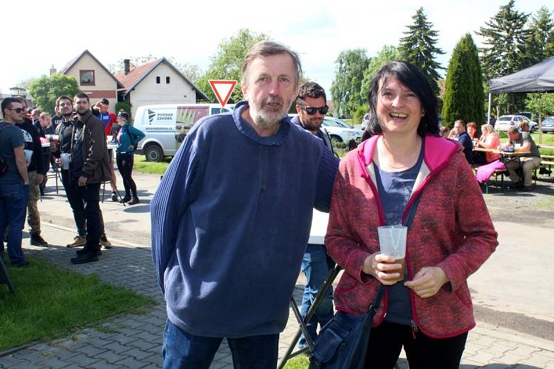 Festival s hudbou i stánky s pivem se konal na návsi v Kněžičkách.