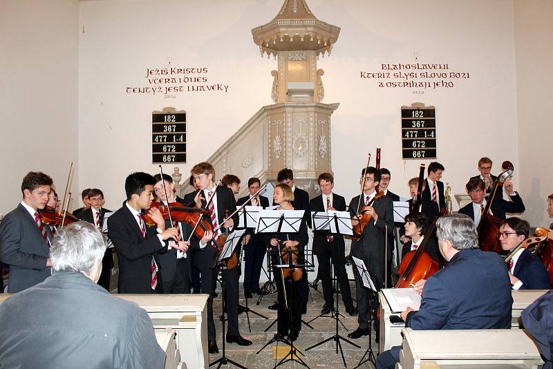 Koncert anglických hudebníků ledoval zaplněný evangelický kostel.