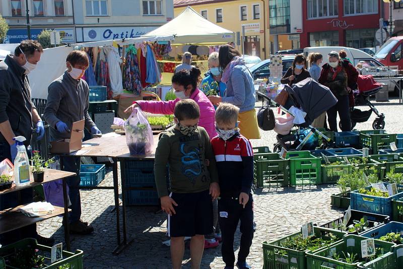 Farmářské trhy v Nymburce se zatím z náměstí nikam nestěhují.