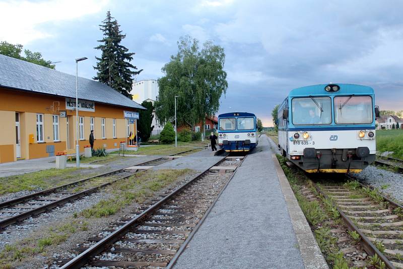 Záběry z rušené železniční trati mezi Křincem a Městcem Králové.