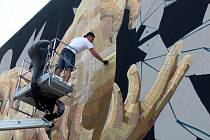 Jeden ze tří velkoformátových muralů vznikajících v rámci druhého ročníku akce Město = Galerie na stěnách v Nymburce.