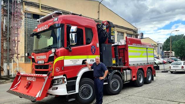 Nový vyprošťovací vůz získali nymburští hasiči Správy železnic.