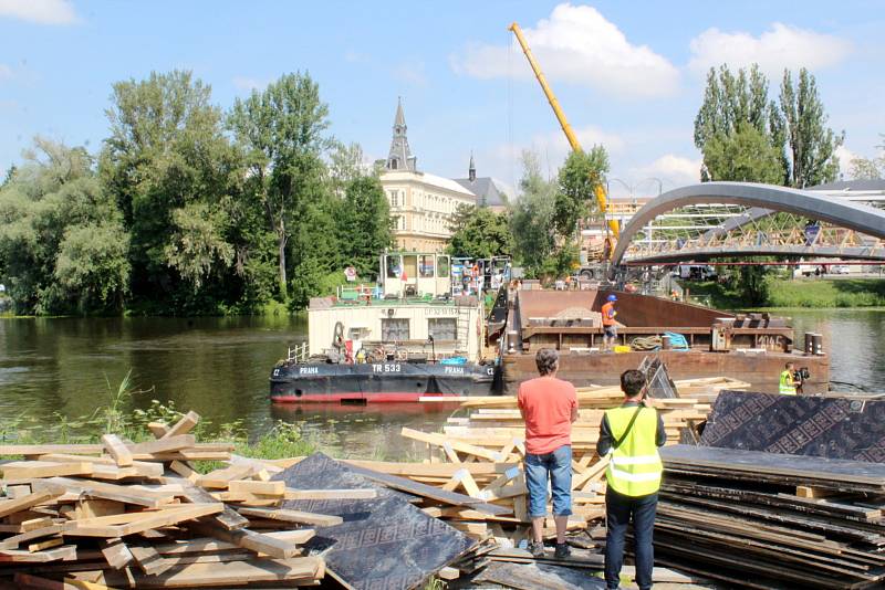 Nová lávka pro pěší a chodce byla během úterního dopoledne instalována nad řeku.