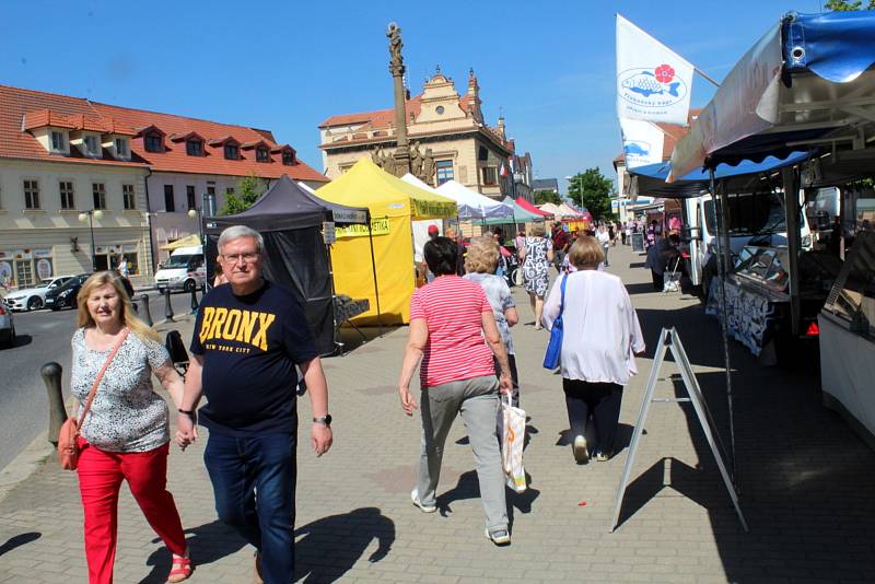 Farmářské trhy na poděbradském náměstí.