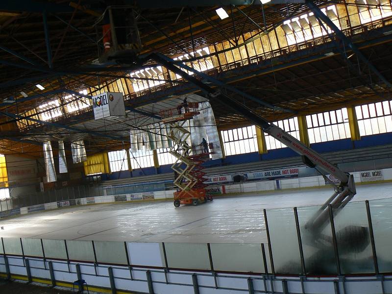 Na zimním stadionu v Nymburce opravují střechu