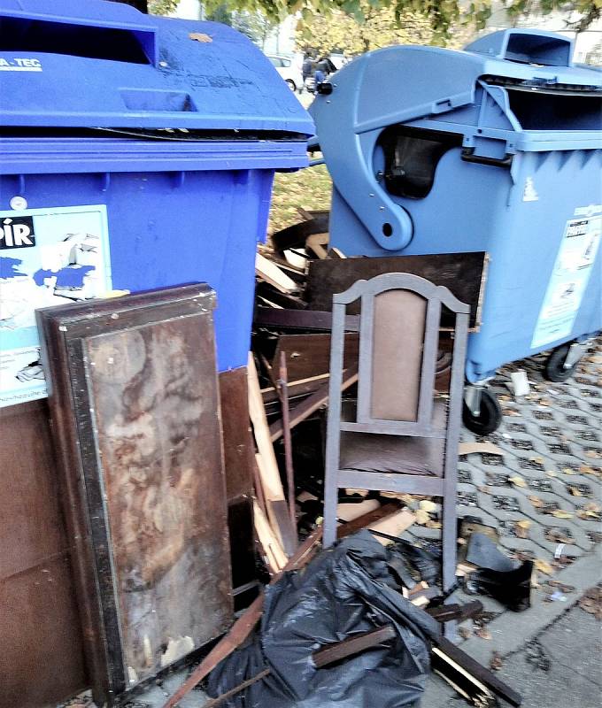 Sběrné hnízdo na křižovatce ulic Palachova a Studentská v Poděbradech.