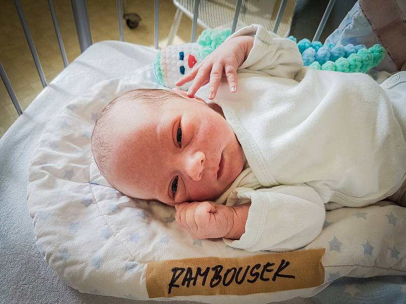 Adam Rambousek, Milovice. Narodil se 10. května 2020 v 3.36 hodin, vážil 3 210g a měřil 47 cm. Z chlapce se raduje maminka Barbora, tatínek Aleš a bráška Daniel. (Porodnice Nymburk)