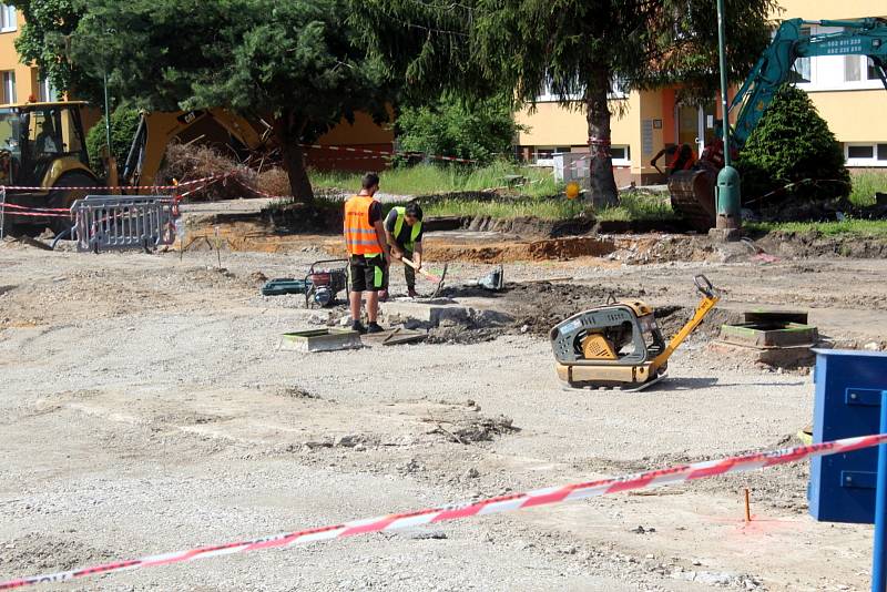 Jankovice v loňském roce během první etapy revitalizace a krátce po ní.