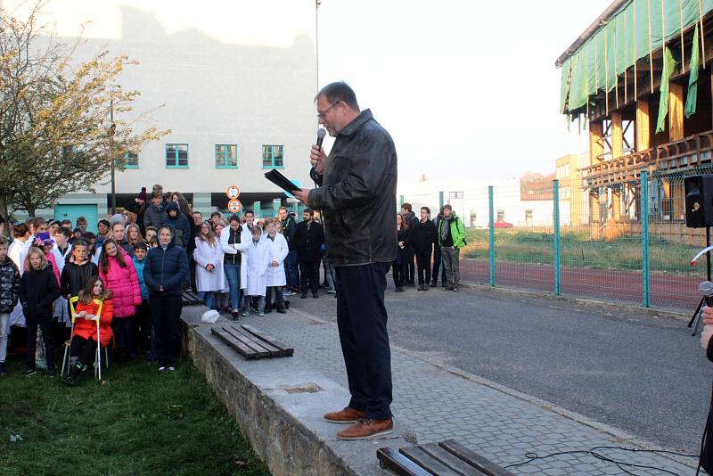 U Gymnázia Bohumila Hrabala roste od pondělí 22. října Lípa republiky.