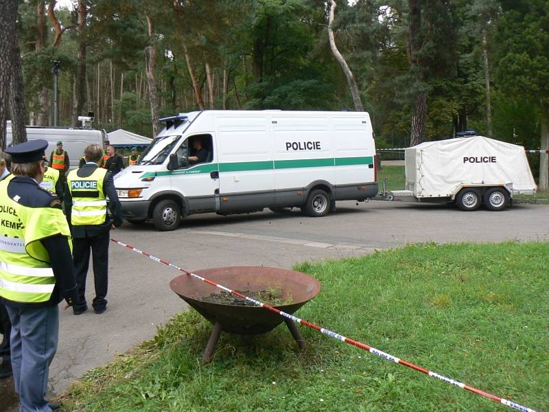 Cvičení proti teroristům v roce 2013 v areálu Školního policejního střediska v Sadské.