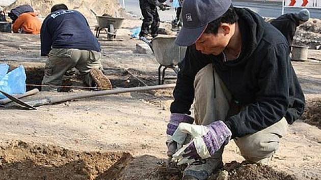 V Lysé nad Labem začaly práce archeologů na náměstí Bedřicha Hrozného.