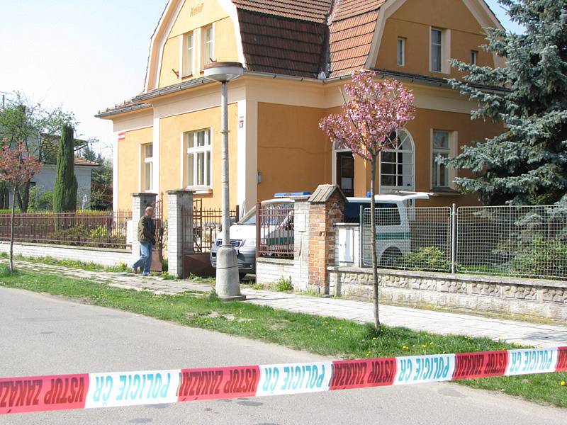 V domě v ulici Na Chmelnici nalezl v roce 2009 majitel stavení tělo muže.