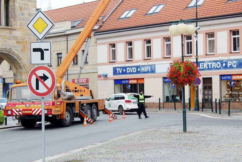 Odstranění utrženého plechu ze střechy radnice zkomplikovalo dopravu v centru Nymburka.