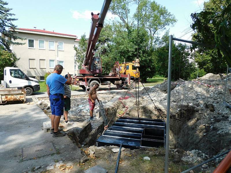 Ukládání podzemních technologií pod budoucí fontánu.