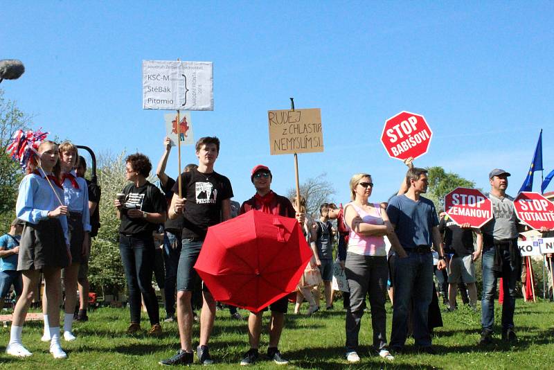 Protesty v Nymburce při jednání sjezdu komunistů a maškarní průvod.