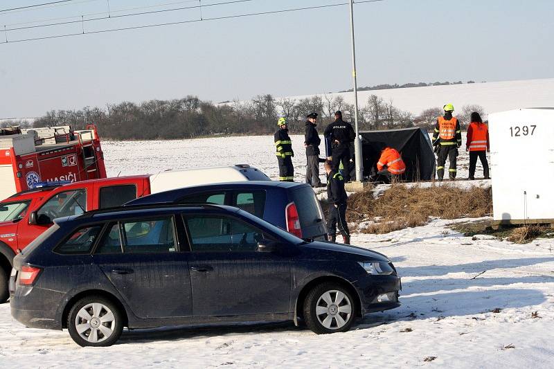 Situace poté, co osmnáctiletá dívka byla usmrcena projíždějícím vlakem na přejezdu u Stratova.