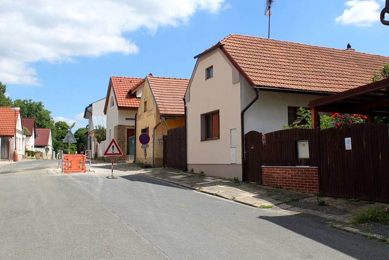 Proměnou má projít ulice Na Vinici. Jediná přístupová cesta k poděbradské sportovní hale na Ostende a sousednímu zimnímu stadionu.