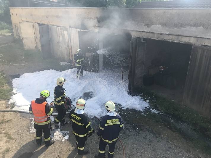 Ve Vyšehořovicích požár zničil opravované auto i část dílny.