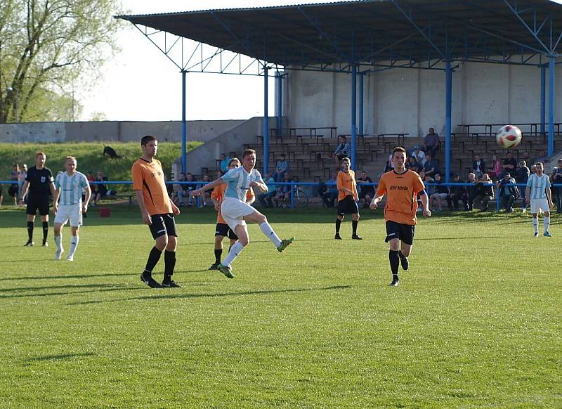 Z fotbalového utkání I.B třídy Sadská - Sokoleč (2:0)