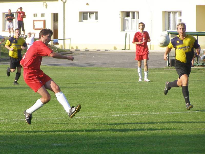 Z fotbalového střetnutí I.B třídy Slovan Lysá - AFK Pečky (5:0)