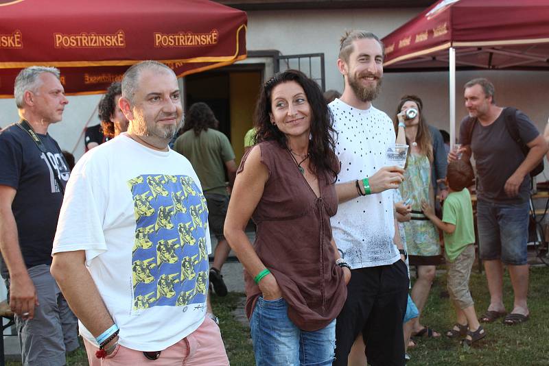 Undergroundový festival s názvem Aby radost nezmizela se konal ve Velelibech.