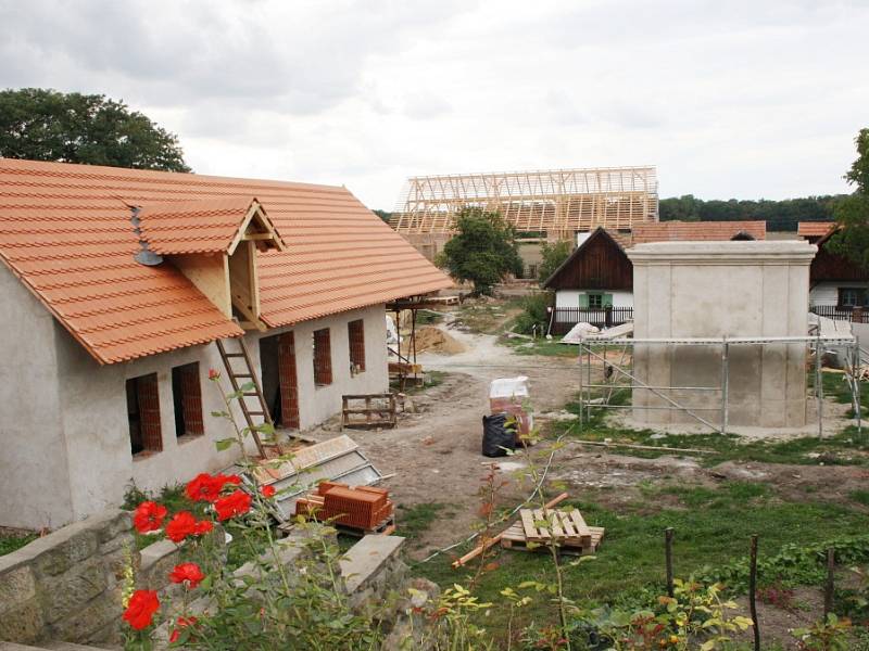 Rozšíření přerovského skanzenu o pět nových staveb má být dokončeno 31. října.