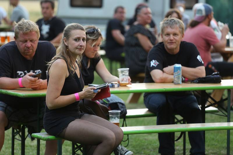 Rockové léto na soutoku v Libici nad Cidlinou: z koncertu kapel Telegraf a Benefit.