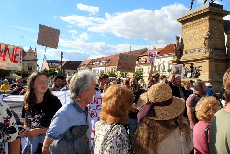 Zastávka Andreje Babiše v pondělí večer na poděbradském náměstí se nesla ve znamení hlučných a bouřlivých protestů. Přibližně padesát odpůrců bývalého premiéra dorazilo s  nesouhlasnými transparenty, megafony a píšťalkami.