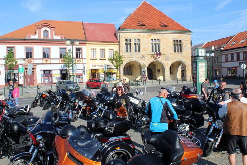 Za start letošní První míle si královéhradecký H.O.G Chapter klub sdružující majitele nablýskaných harlejů vybral nymburské náměstí.