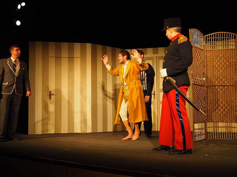 Divadelní spolek Vojan Libice nad Cidlinou uvedl komedii Miroslava Horníčka Slaměný klobouk.