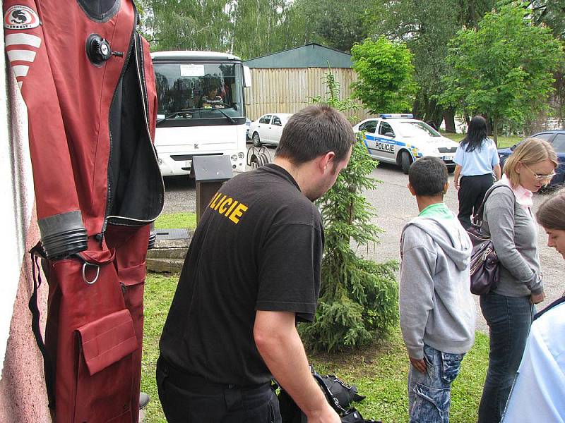 Ze Dne s Policií s dětmí z dětského domova v Senožatech