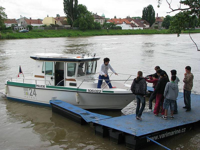 Ze Dne s Policií s dětmí z dětského domova v Senožatech