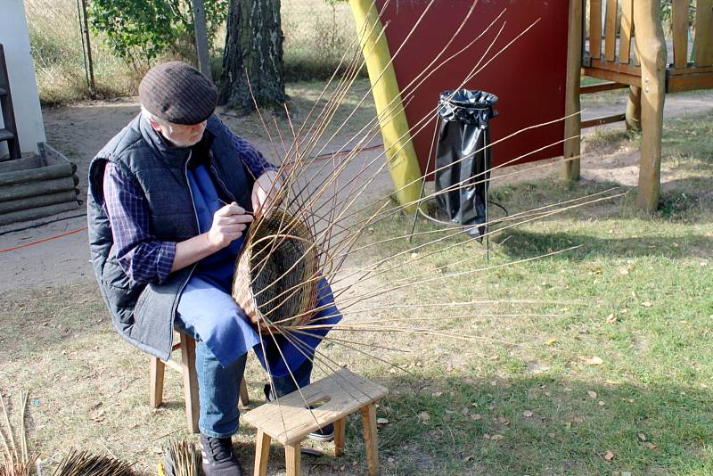 Z podzimní slavnosti v Krchlebech spojené s ukázkami lidových řemesel.