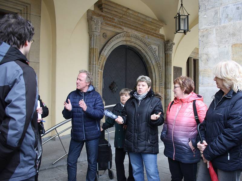 Špatné parkování, nevyhovující dopravní situace v ulicích, špatný stav chodníků, potřeba běžné úpravy zeleně a komunikací a jejich včasný úklid byly hlavními tématy dvou prvních letošních setkání občanů s radními města Nymburk.