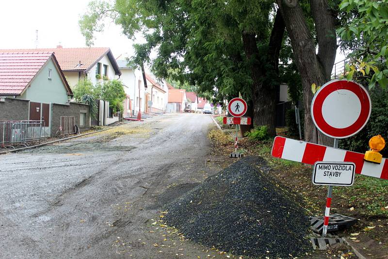 Řidiči dostali výjimku a mohou jezdit ulicí Paroubkova kolem Bílé Růže dolů k parkovišti u pivovaru a pokračovat dále ulicí Labské nábřeží, která je za normálních okolností určena pouze pro cyklisty a chodce.