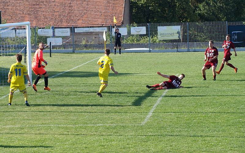 Z fotbalového utkání krajského přeboru Vykáň - Bohemia Poděbrady (1:4)