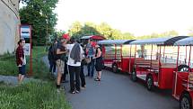 Happeningová akce skupiny Sólový sbor s názvem Tramvaj do Poděbrad pohladila po duši.