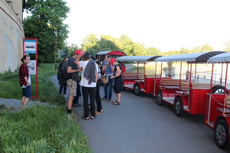 Happeningová akce skupiny Sólový sbor s názvem Tramvaj do Poděbrad pohladila po duši.