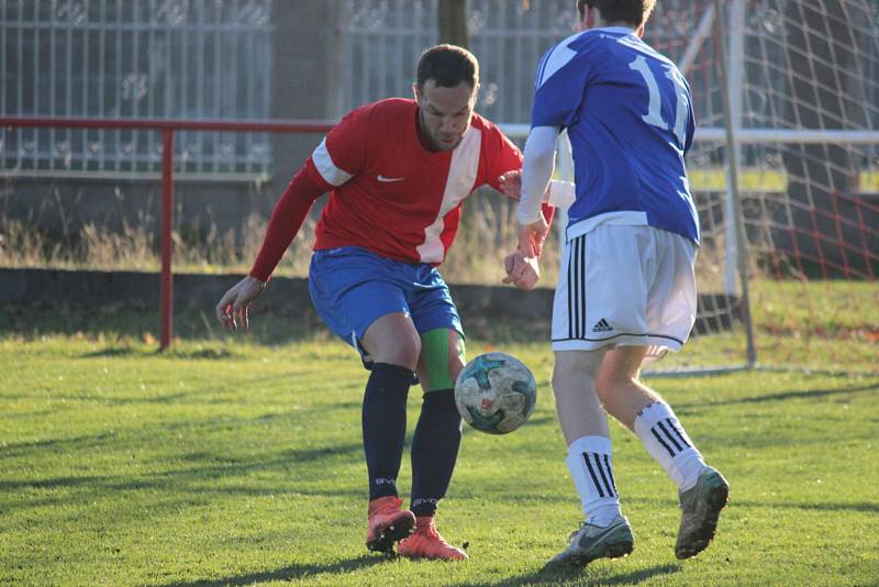 Fotbalisté Pátku (v červeném) se s týmem Sázavy nemazlili. Rozhodli už v prvním poločase, kdy vstřelili tři branky.