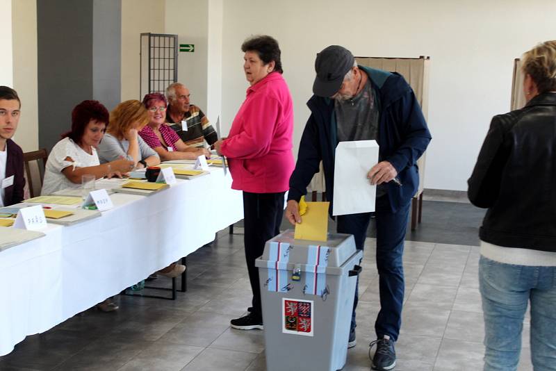 Začátek voleb v pátek odpoledne ve volebních místnostech v Drahelicích a na Základní škole Tyršova v Nymburce.